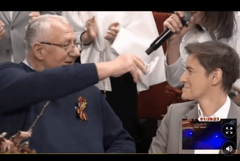 Šešelj, Dačić i Brnabić uz četničke pjesme proslavili Božić u Informeru, ratni zločinac okitio pjevača sa 100 eura