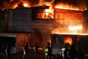 (VIDEO) Veliki požar na pijaci u Tirani, pričinjena znatna materijalna šeta