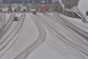 Snijega ima na putevima ka primorju (FOTO)