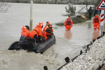 U Albaniji je i dalje haotično: Hiljade objekata pod vodom, stotine evakuisanih, snijeg i led prave dodatne probleme
