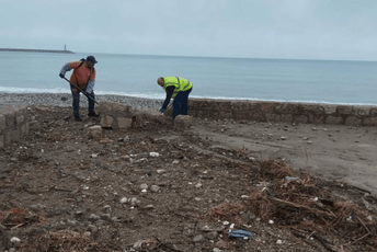 Bar: Visoki talasi na šetalište izbacili otpad i pijesak