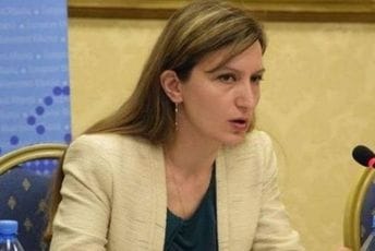 Albanija: Uhapšena državna funkcionerka, pokušala da zapali kola bivšem momku, prethodno bila u kućnom pritvoru