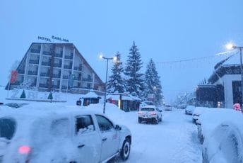 Snijeg ne prestaje da pada: Pogledajte kako je večeras na Žabljaku (FOTO)