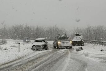 Haotično na putu Nikšić - Šavnik: Dogodilo se više udesa, autobus izletio sa kolovoza...