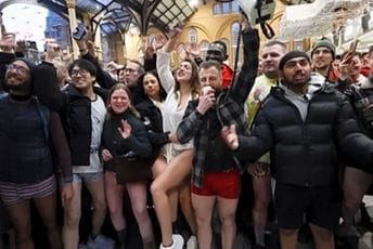 Stotine ljudi u Londonu poskidale pantalone i vozile se metroom u donjem vešu
