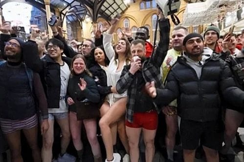 Stotine ljudi u Londonu poskidale pantalone i vozile se metroom u donjem vešu
