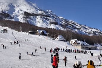 (FOTO) Pogledajte kako je danas na durmitorskom skijalištu: Veliki broj ljubitelja zimskih sportova na Savinom kuku (FOTO) Pogledajte kako je danas na durmitorskom skijalištu: Veliki broj ljubitelja zimskih sportova na Savinom kuku