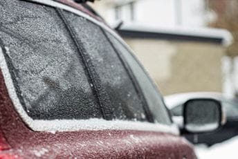 Pročitajte da li treba koristiti vodu za odleđivanje stakala na vozilu