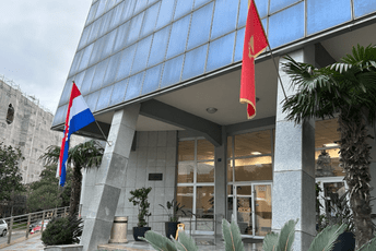 Na zgradi Opštine Tivat osvanula i hrvatska zastava