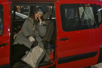 Nevjerovatni događaji u Srbiji: Publika poznatu pjevačicu gađala grudvama, ona nastavila da pjeva iz kombija iza bine Nevjerovatni događaji u Srbiji: Publika poznatu pjevačicu gađala grudvama, ona nastavila da pjeva iz kombija iza bine