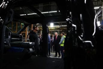 Tramp pokazao srednji prst radniku u Fordovoj fabrici; Bijela kuća: To primjeren odgovor