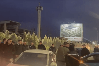 Incident na blokadi u Podgorici: Građaninu nije dozvoljen prolaz, onemogućeno i snimanje novinarki Portala ETV