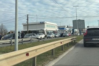 Nova blokada: Mještani Botuna na kratko blokirali kružni tok put Aerodroma, krenuli ka gradu