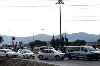 Blokirali kružni tok na Cetinjskom putu, kod salona namještaja ,,Grand"