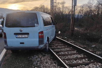 (FOTO) Botunjani kombijem "presjekli" prugu u Zeti