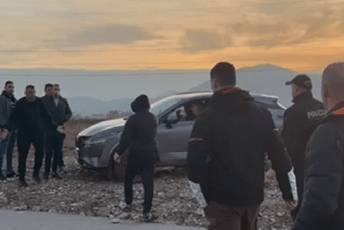 (VIDEO) Incident kod mosta Luča: Botunjani burno reagovali na vozača koji koristi alternativne puteve, policija bez reakcije