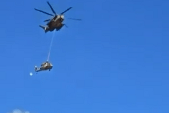 Izraelci pokušali da izvuku helikopter, on se otkačio, pao u blizini kuća (VIDEO)