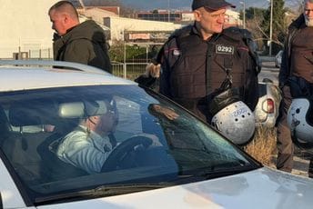 (VIDEO) Muškarac krenuo da probije blokadu i udarao predmetom u jedna kola, Botunjani mu slomili šoferšajbnu