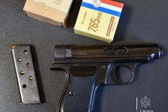 U Herceg Novom pretresom policija pronašla pištolj, municiju i drogu