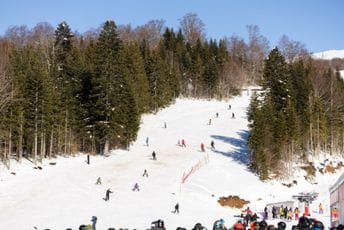 (FOTO/VIDEO) Gužve na skijalištu Kolašin 1600, prodato više od pet i po hiljada ski-karata