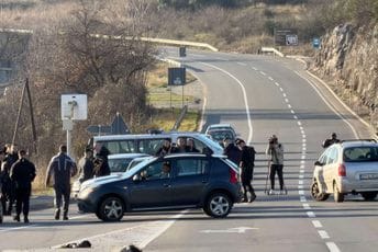 Novi protest: Botunjani blokirali most na Sitnici i put u Vranjini, ne puštaju ni bicikliste