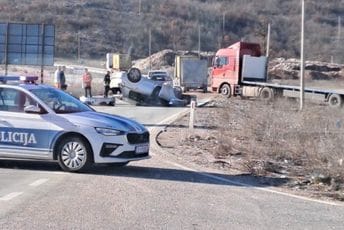 Nezgoda na putu Nikšić - Risan: Vozilo završilo na krovu
