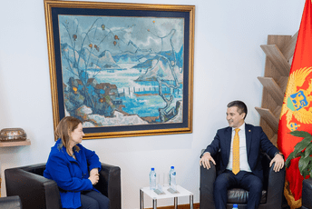 (FOTO) Bečić poklonio Rajzing Rajnke buket cvijeća sa slatkišima