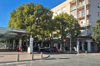 Sumnjive naljepnice sa QR kodovima i dalje na javnim površinama Podgorice: VDT policiji dalo usmeni nalog, oni još utvrđuju o čemu je riječ Sumnjive naljepnice sa QR kodovima i dalje na javnim površinama Podgorice: VDT policiji dalo usmeni nalog, oni još utvrđuju o čemu je riječ