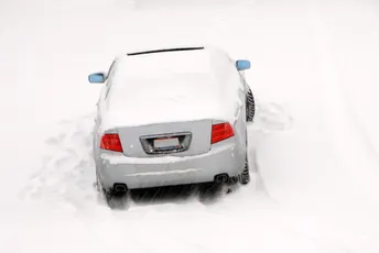 (FOTO) Pratile navigaciju pa vozilom završile na skijaškoj stazi