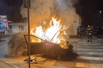 (VIDEO) Izgorio automobil na Cetinju blizu punionice za električna vozila