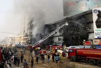 (VIDEO) Vatrena stihija progutala tržni centar u Pakistanu: Stradalo i povrijeđeno više osoba
