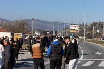 (FOTO) Zećani blokirali kružni tok ka Aerodromu; Uprava policije: Protest nije prijavljen u skladu sa Zakonom