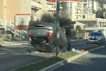 Saobraćajna nezgoda u Bečićima: Automobil završio na krovu