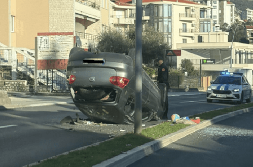 Saobraćajna nezgoda u Bečićima: Automobil završio na krovu
