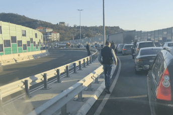 Blokada i na ulazu na auto-put, saobraćaj u prekidu
