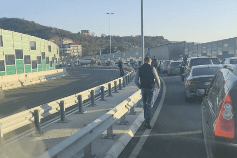 Blokada i na ulazu na auto-put, mještani traže prijem kod Spajića