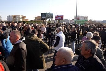 Završena blokada Botunjana: Žele razgovor s nadležnima, ali da mašine prethodno budu uklonjene (FOTO)