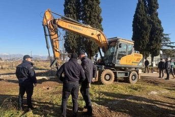 Krenulo rušenje dijela nelegalno postavljenih objekata u okviru DG arene