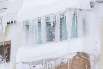 Nadrealni prizori iz Rusije: Pogledajte kako izgleda grad nakon najgore sniježne oluje u ovom vijeku (FOTO)