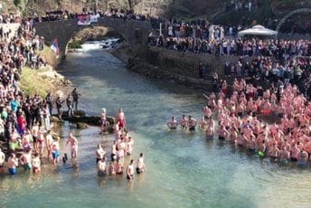 Pjevali i "Kosovo, Kosovo": Na Sastavcima plivali za krst