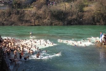 Sastavci: Plivali za krst uz četničku pjesmu i skandiranje "Kosovo, Kosovo"