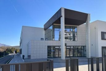 (FOTO) Pogledajte kako izgleda rekonstruisana škola „Branko Brinić“ u Tivtu: Đaci obrazovanje nastavljaju u savremenom objektu