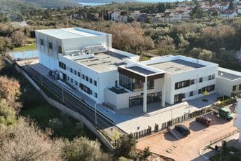 (FOTO) Pogledajte kako izgleda rekonstruisana škola „Branko Brinić“ u Tivtu: Đaci obrazovanje nastavljaju u savremenom objektu