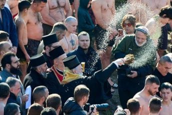 Šovinizam izopačio vjeru i tradiciju: Plivanje za časni krst pretvoreno u nacionalistički performans