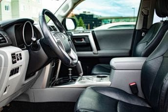 Evo zašto proizvođači automobila vole "piano black" plastiku u enterijeru