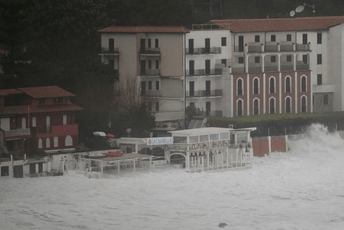 (VIDEO) Sicilija: Talasi od osam metara i olujni vjetar zatvorili puteve, aerodrome i škole