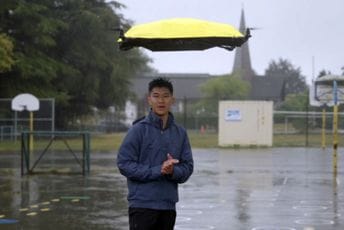 (VIDEO) Zaboravite obične kišobrane: Ne držite ga u ruci, već vas sam prati i štiti od kiše