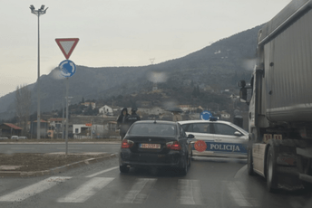 Na prilazu autoputu i danas organizovana blokada