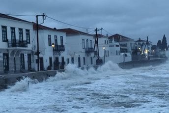 (FOTO/VIDEO) Širom Grčke poplave, bujice, orkanski vjetar: Dvije osobe poginule
