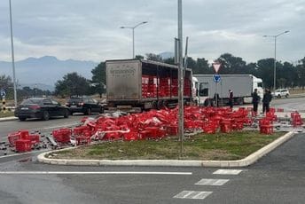 Nezgoda na putu ka Tuzima: Prosuo se šleper sa gajbama Koka-kole